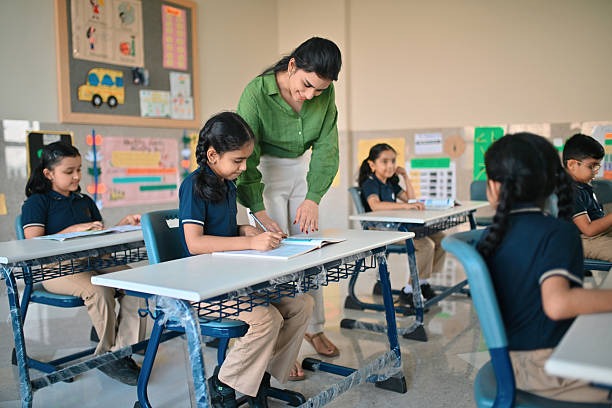 Self-Paced Learning vs Classroom Learning: Pros, Cons, and Key Differences